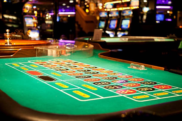 Live dealer managing Tarung Mesin game on sakura303 platform